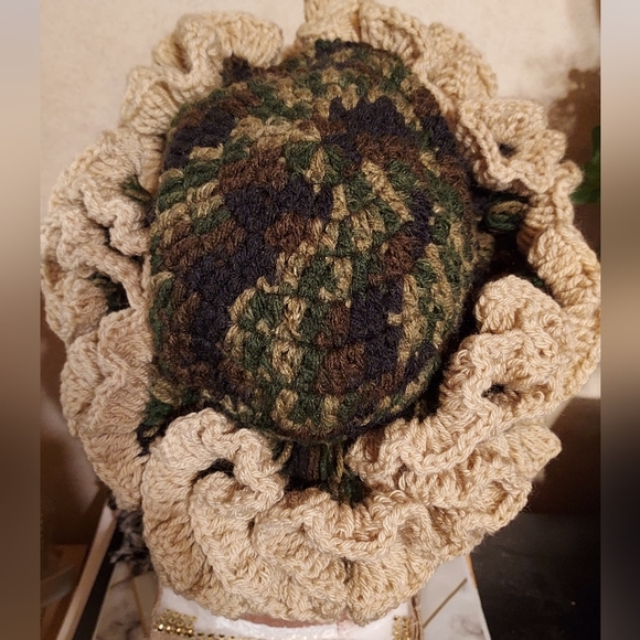 #L❤️VE HANDMADE. Crochet Ruffle HAT - Picture 2 of 8